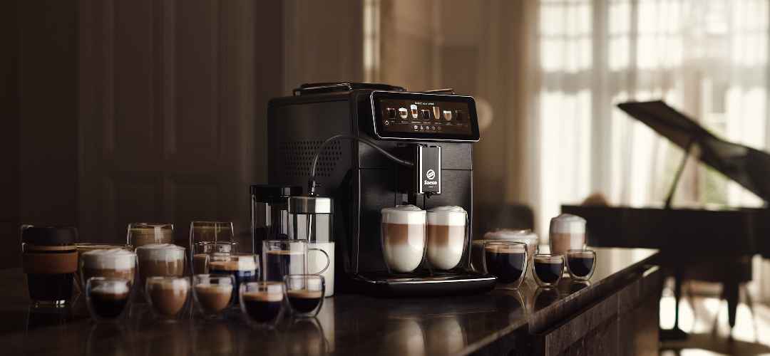 Philips Saeco kaffemaskin med et brukervennlig grensesnitt og avansert bryggeteknologi, som leverer en eksepsjonell kaffeopplevelse, vist med cappuccinoer og espressoer. Philips Saeco kaffemaskin med et brukervennlig grensesnitt og avansert bryggeteknologi, som leverer en eksepsjonell kaffeopplevelse, vist med cappuccinoer og espressoer.