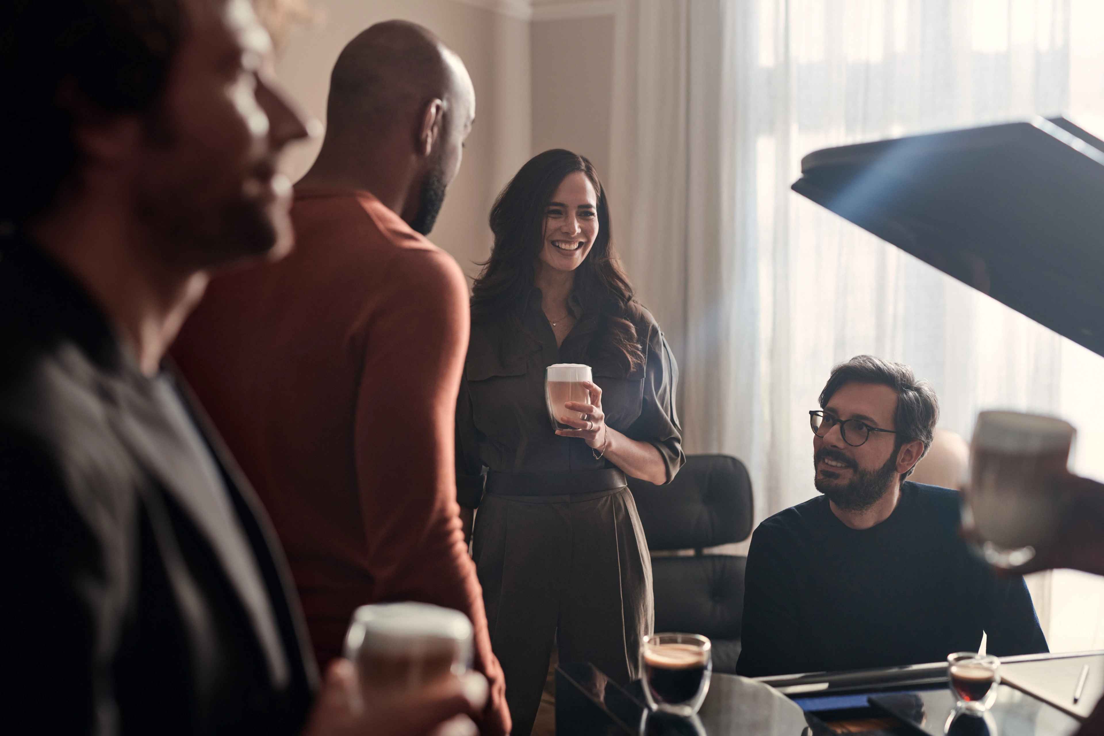 Philips Saeco løfter kaffeopplevelsen: Venner knytter bånd over spesialkaffe, perfekt tilberedt, som legemliggjør luksus og felles glede. Philips Saeco løfter kaffeopplevelsen: Venner knytter bånd over spesialkaffe, perfekt tilberedt, som legemliggjør luksus og felles glede.