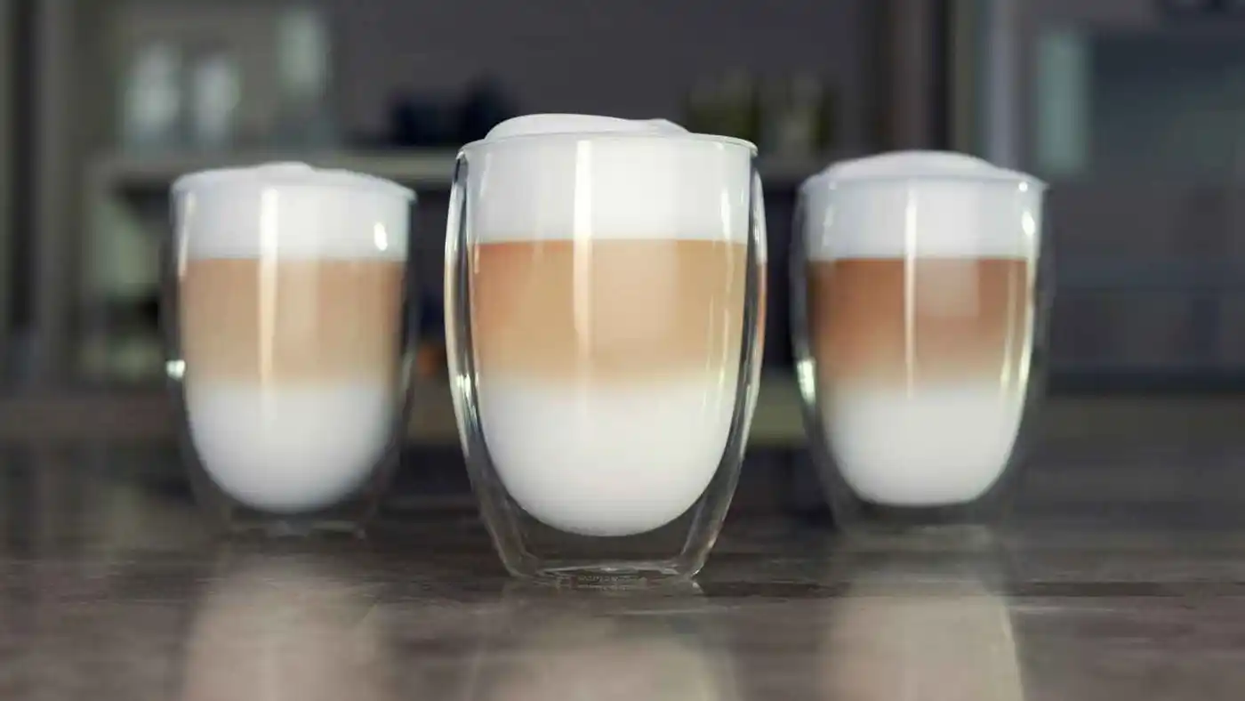 Caffè con schiuma di latte vellutata Caffè con schiuma di latte vellutata