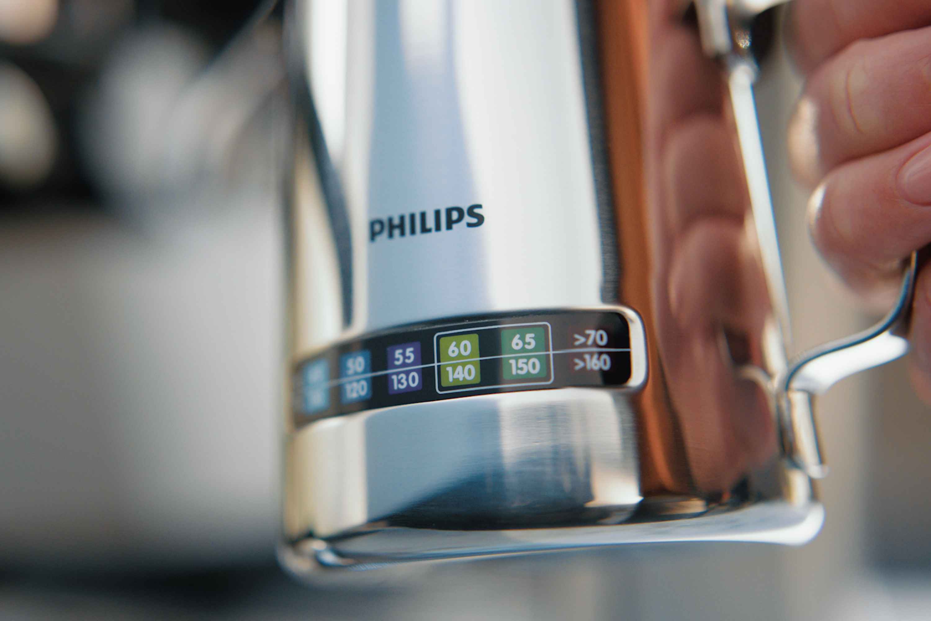 Lähikuva Philips Semiauto -kahvinkeittimestä, joka näyttää tarkat lämpötila-asetukset Celsius- ja Fahrenheit-asteina. Ruostumattomasta teräksestä valmistetun keittimen kahvaa pitelee käsi, valmiina täydellisen kahvin valmistukseen. Lähikuva Philips Semiauto -kahvinkeittimestä, joka näyttää tarkat lämpötila-asetukset Celsius- ja Fahrenheit-asteina. Ruostumattomasta teräksestä valmistetun keittimen kahvaa pitelee käsi, valmiina täydellisen kahvin valmistukseen.