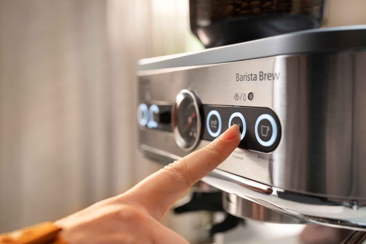 Lähikuva sormesta painamassa "Double Espresso" -painiketta hopeanvärisessä Philips Semiauto -kahvikoneessa. Valaistut ikonit parantavat tämän premium-tason Philips Semiauto -sarjan käyttökokemusta. Lähikuva sormesta painamassa "Double Espresso" -painiketta hopeanvärisessä Philips Semiauto -kahvikoneessa. Valaistut ikonit parantavat tämän premium-tason Philips Semiauto -sarjan käyttökokemusta.