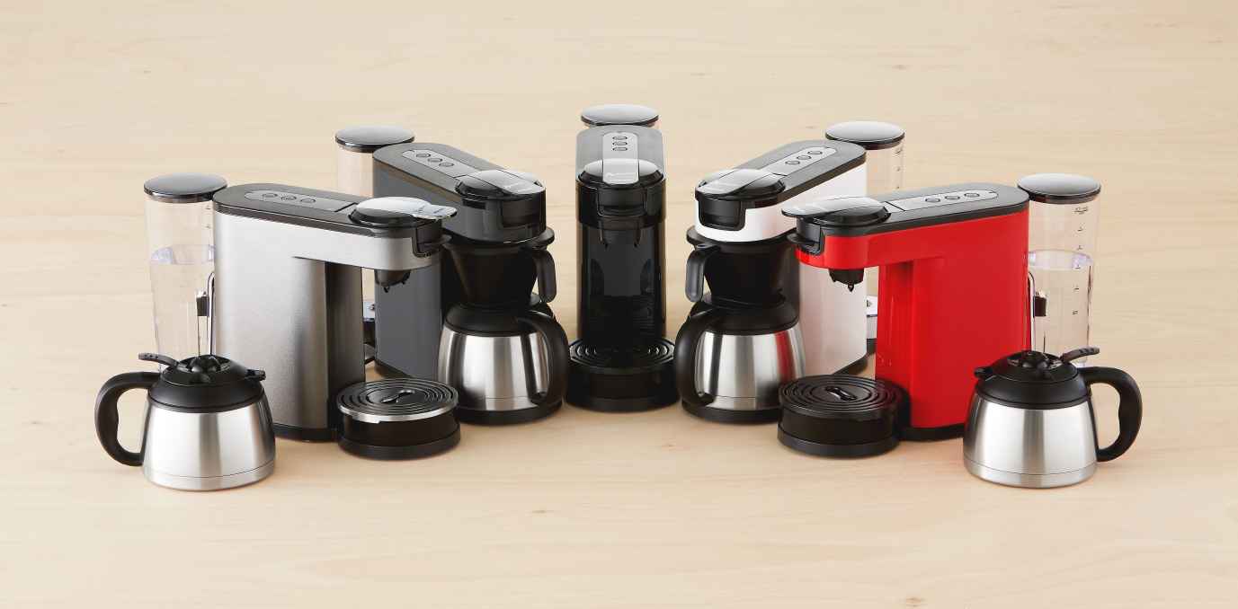 Studioaufnahme von Philips Senseo Kaffeemaschinen in Rot, Schwarz, Silber und Weiß, mit Pad-Brühsystem, Wassertanks und Thermoskannen. Beste Pad-Kaffeezubereitung. Studioaufnahme von Philips Senseo Kaffeemaschinen in Rot, Schwarz, Silber und Weiß, mit Pad-Brühsystem, Wassertanks und Thermoskannen. Beste Pad-Kaffeezubereitung.