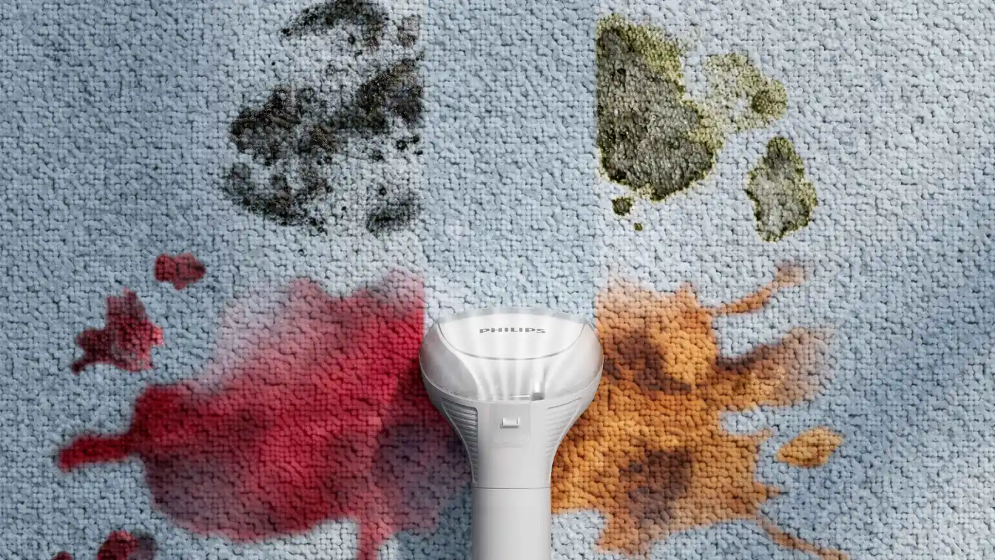 Philips Spot Cleaner: Usuwa plamy z dywanów. Usuwa plamy z wina, kawy, brudu i tłuszczu. Odkurzacz Philips w centrum, prezentujący moc usuwania plam i design. Philips Spot Cleaner: Usuwa plamy z dywanów. Usuwa plamy z wina, kawy, brudu i tłuszczu. Odkurzacz Philips w centrum, prezentujący moc usuwania plam i design.