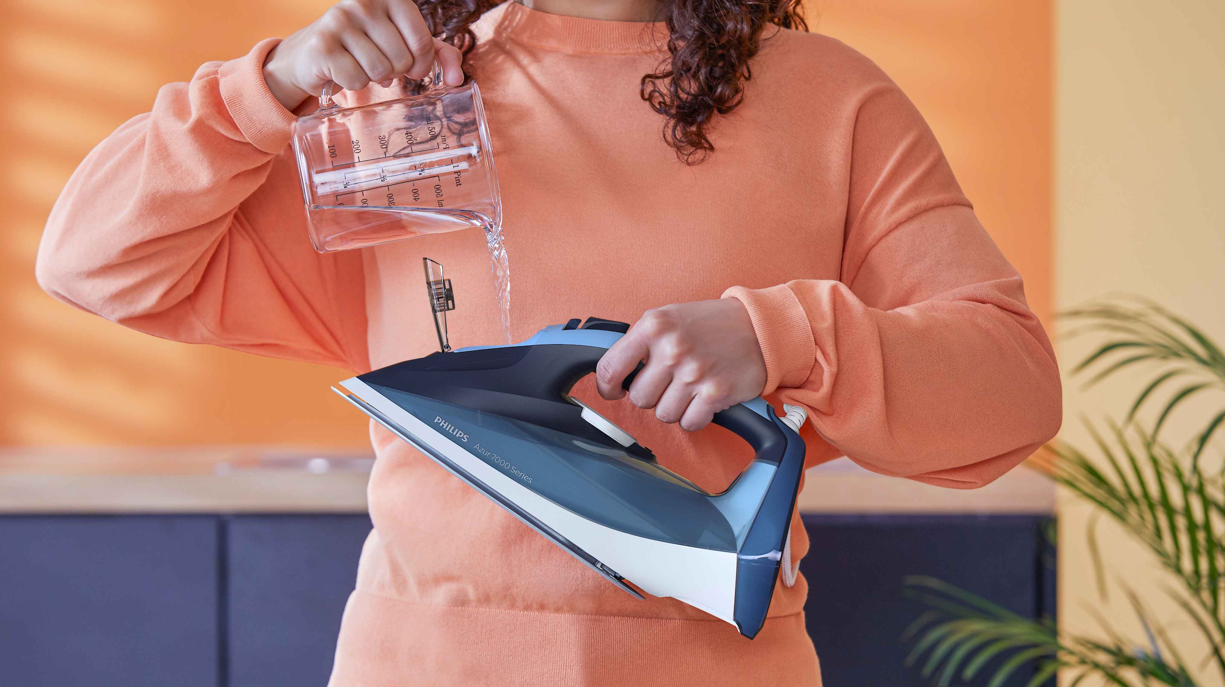 Philips Steam Irons Azur 7000-serien er fylt med vann, og viser sin fyllingsmekanisme. Den representerer banebrytende teknologi og overlegen design. Philips Steam Irons Azur 7000-serien er fylt med vann, og viser sin fyllingsmekanisme. Den representerer banebrytende teknologi og overlegen design.