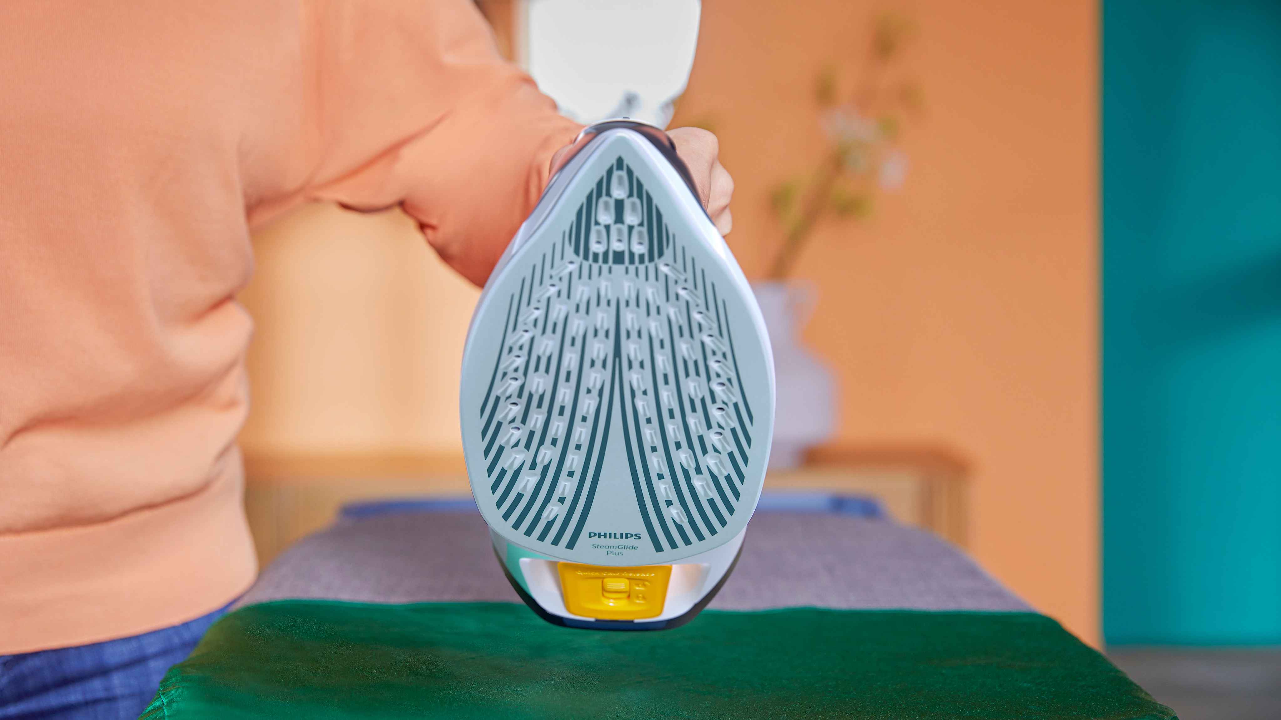 Philips dampstrygejern: SteamGlide Plus-sål sikrer perfekte resultater. Philips strygejern kombinerer overlegen teknologi med elegant design. Philips dampstrygejern: SteamGlide Plus-sål sikrer perfekte resultater. Philips strygejern kombinerer overlegen teknologi med elegant design.