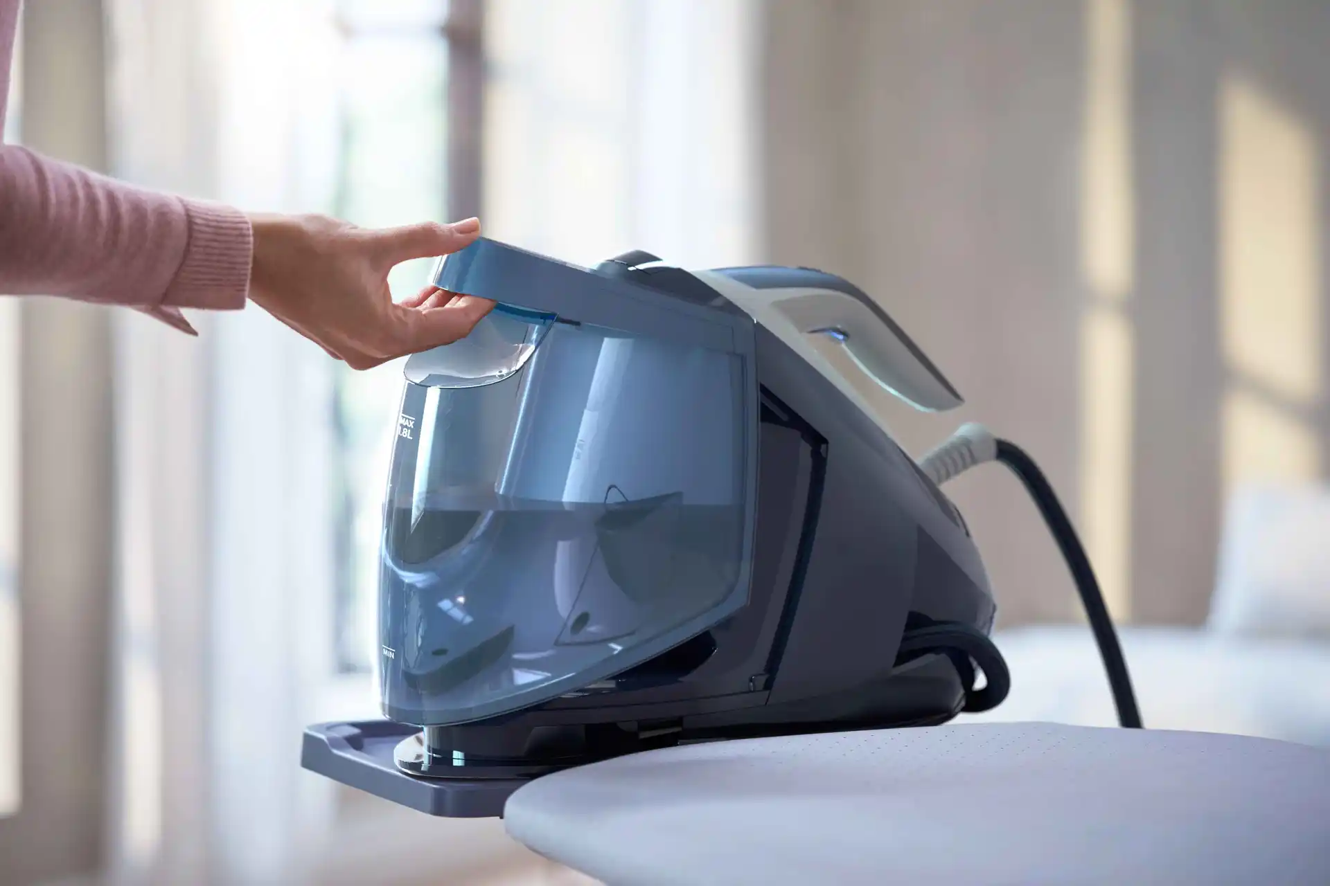 Stor 1,8 l aftagelig vandtank for nem påfyldning Stor 1,8 l aftagelig vandtank for nem påfyldning