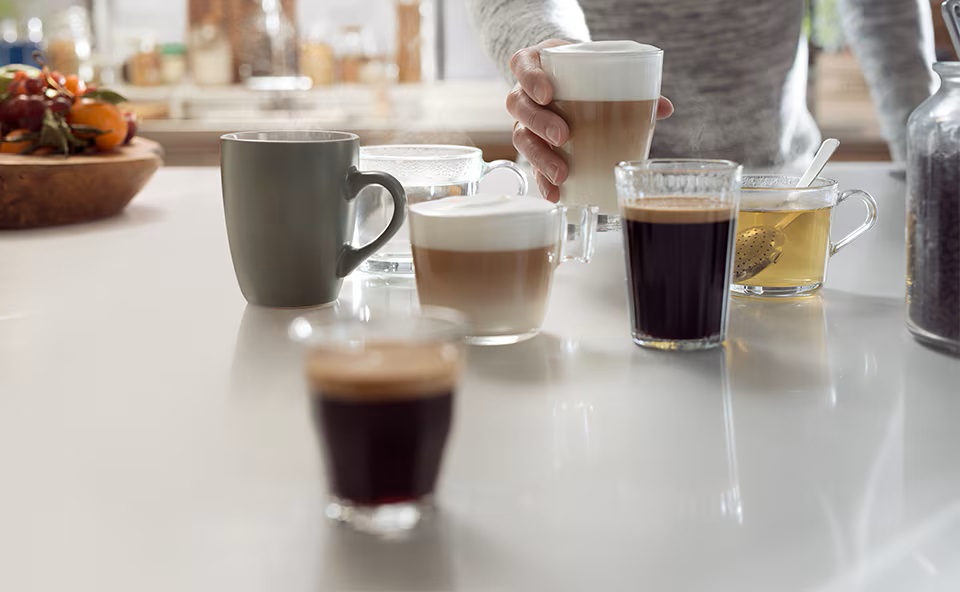Różne rodzaje kawy na blacie kuchennym Różne rodzaje kawy na blacie kuchennym