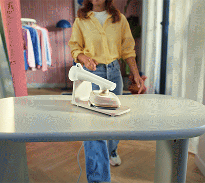 Der neue Philips OneTurn. Perfekt gebügelt und gesteamt - im Handumdrehen. Der neue Philips OneTurn. Perfekt gebügelt und gesteamt - im Handumdrehen.