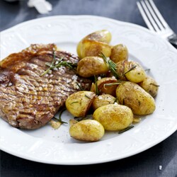 Kleine Kartoffeln mit Schale und Rosmarin Kleine Kartoffeln mit Schale und Rosmarin